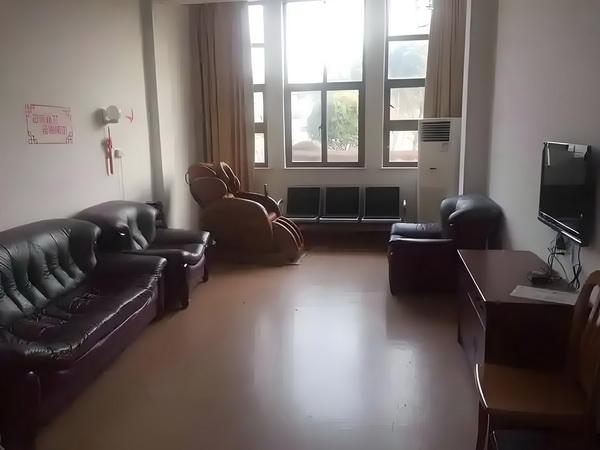 与陌生人同住：离婚丽人